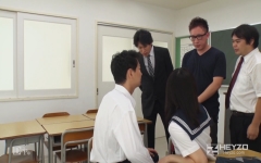 放課後、教室でキスしていた学生を詰問し、真田京ら男性教師三人で（顔射）。